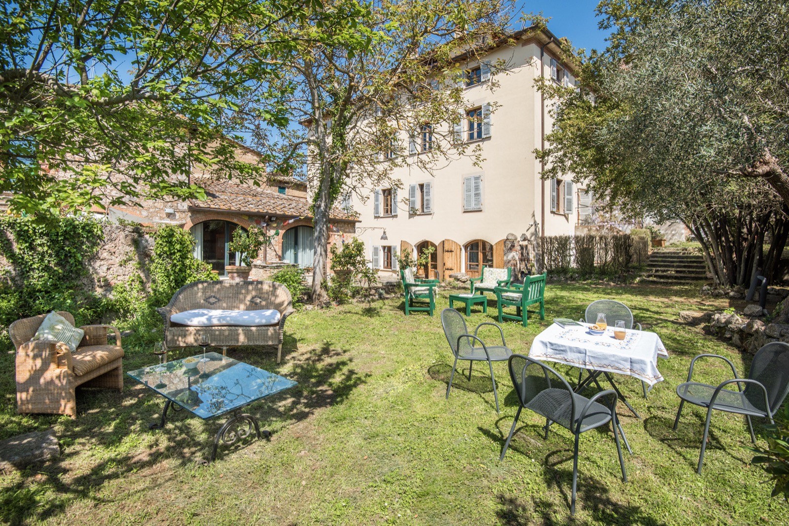 Villa Cassandra, Manor House in a Medieval Town