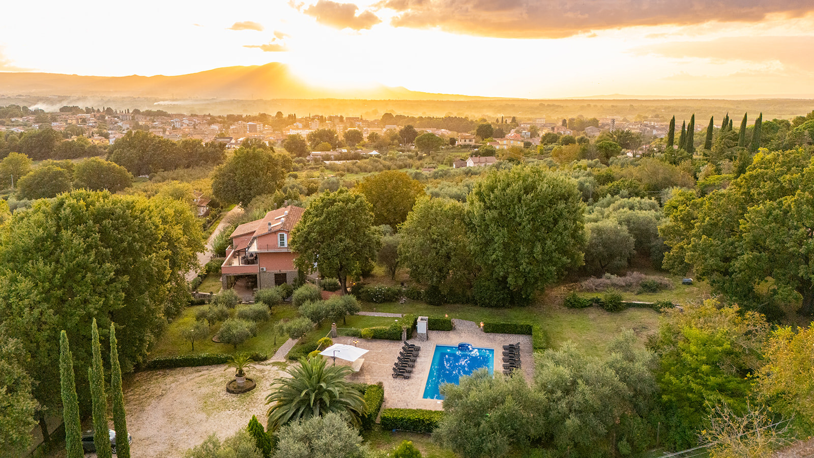 Elegant Italian Villa with Pool & Guest Apartment
